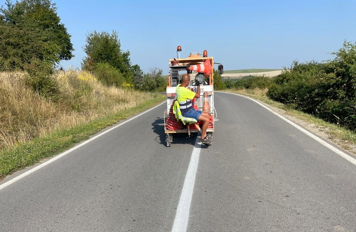 Lucrări pe drumurile județene din Sibiu. Unde intervin drumarii în această săptămână