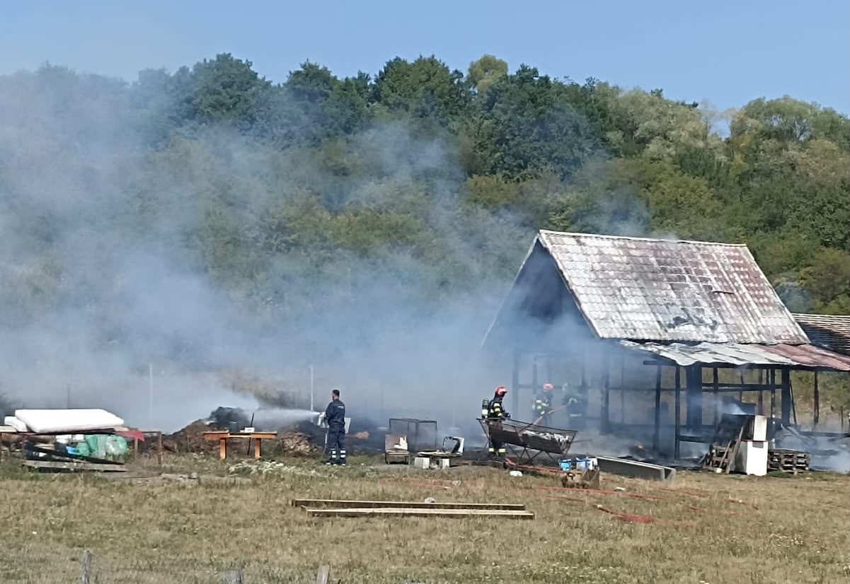 Incendiu la o fermă din Cisnădie, unde un saivan a ars în totalitate. Pompierii au stabilit sursa focului