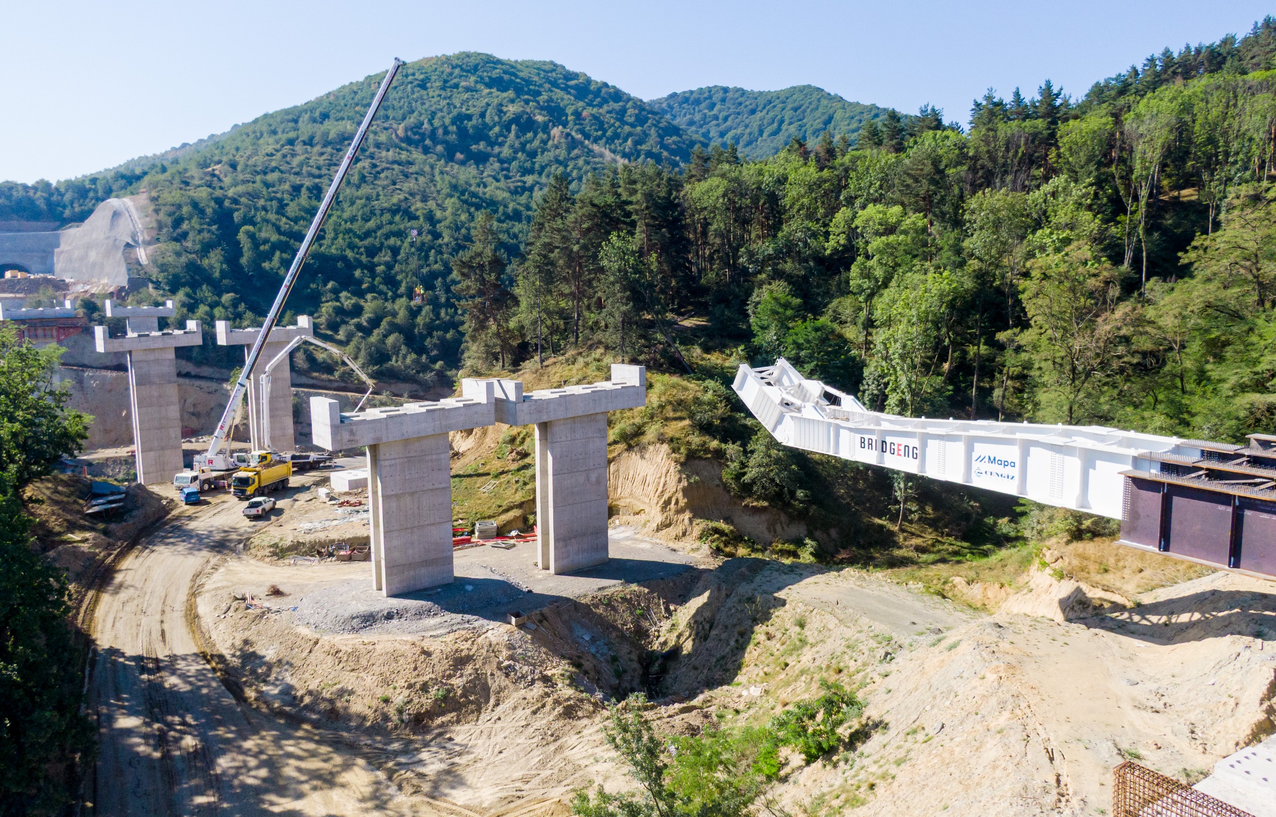 VIDEO | La 50 de metri deasupra Văii Oltului, autostrada Sibiu – Pitești începe să prindă contur. Tuneluri în munte și un viaduct de 4.200 de tone împins peste vale, la Boița