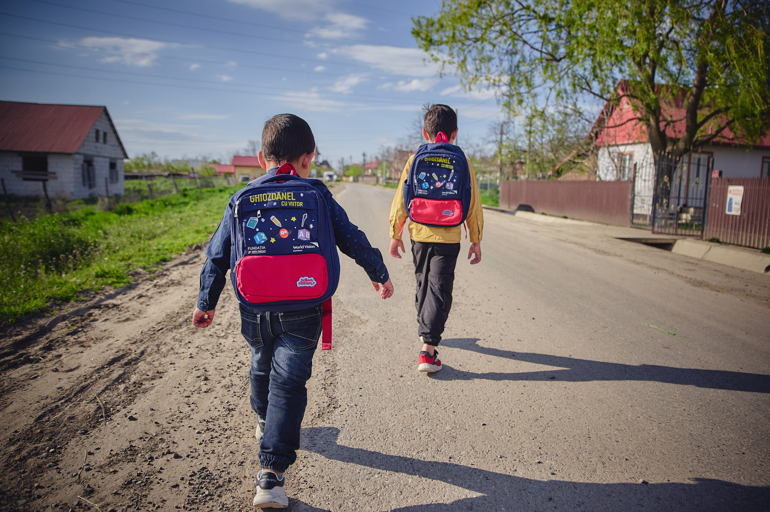Aproape 2.000 de copii din județul Sibiu au primit ghiozdane și materiale educaționale prin programul „Start în educație”