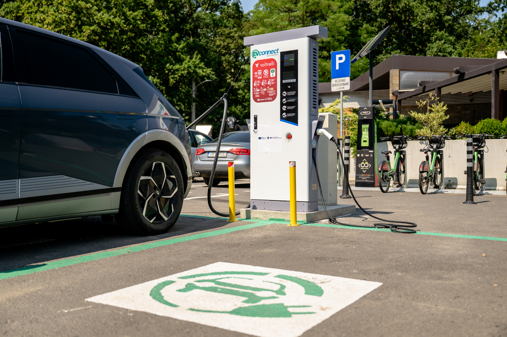 Sibiul extinde rețeaua de încărcare pentru mașinile electrice. Încă 44 de stații au devenit funcționale