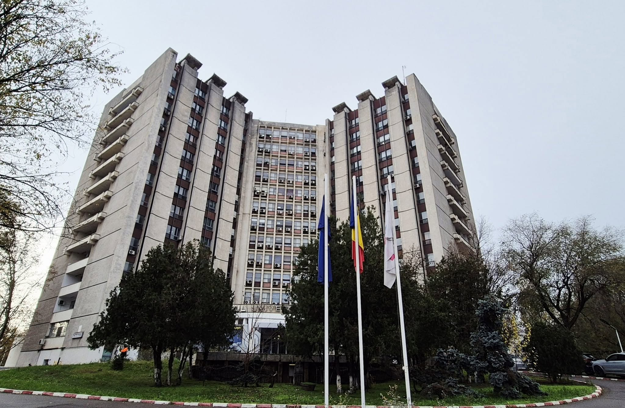 Un medic rezident s-a aruncat de la etajul trei al Spitalului Universitar București