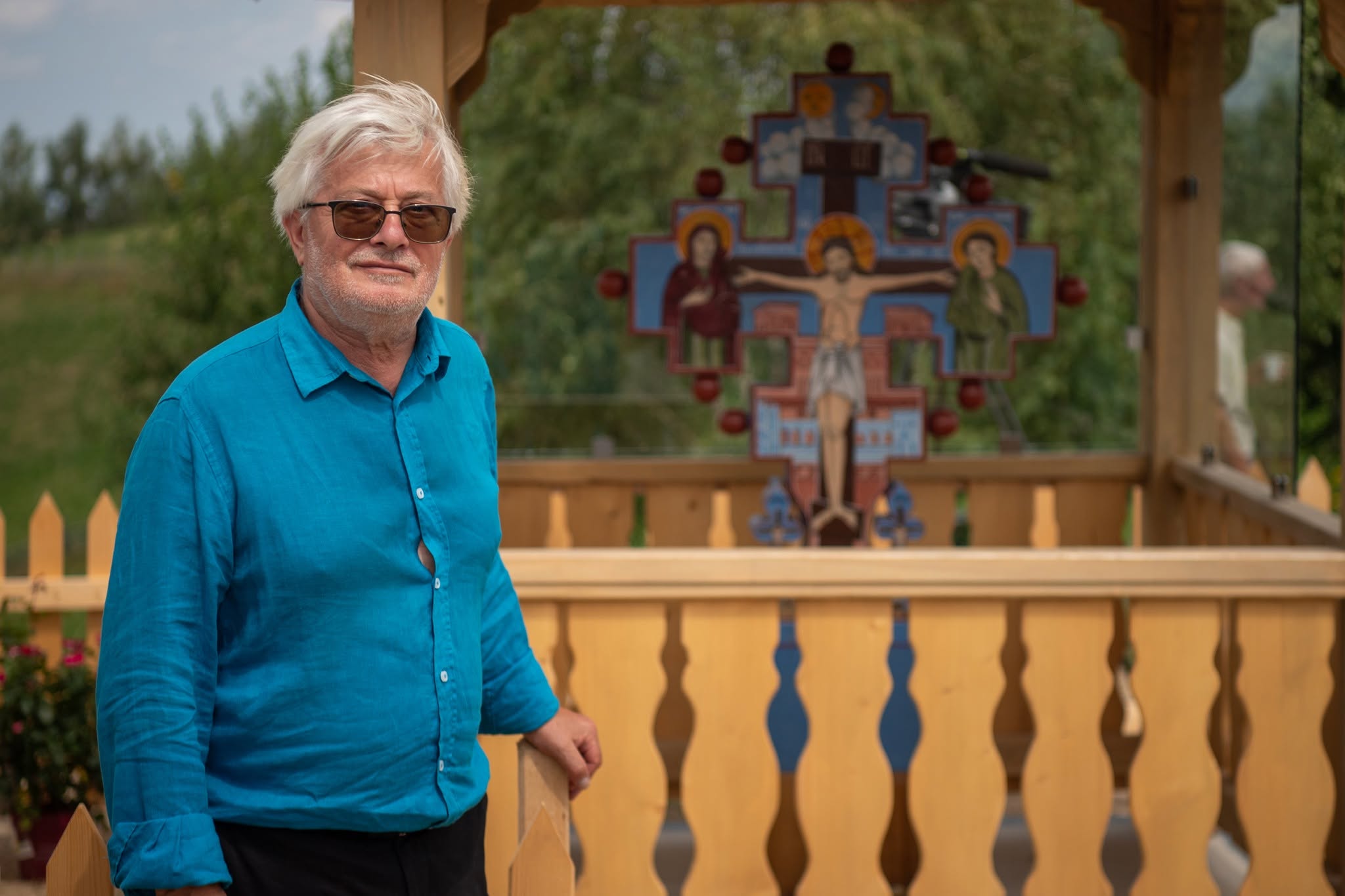 Troițele și oamenii de piatră, veghetorii unei lumi uitate. Dumitru Budrala: „Fiecare troiță are în spate o poveste concretă — o viață, o pierdere, un eveniment”