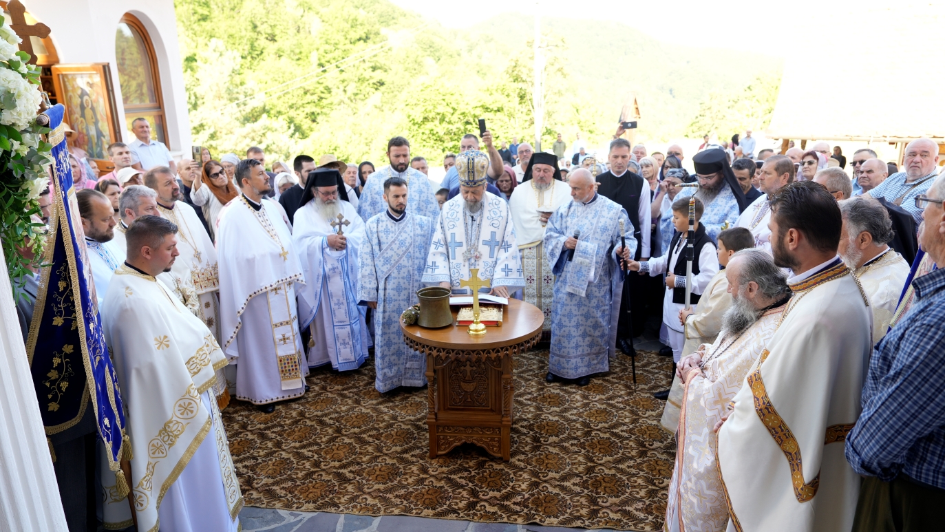 Biserica Mănăstirii „Adormirea Maicii Domnului” din Turnu Roşu a fost sfinţită