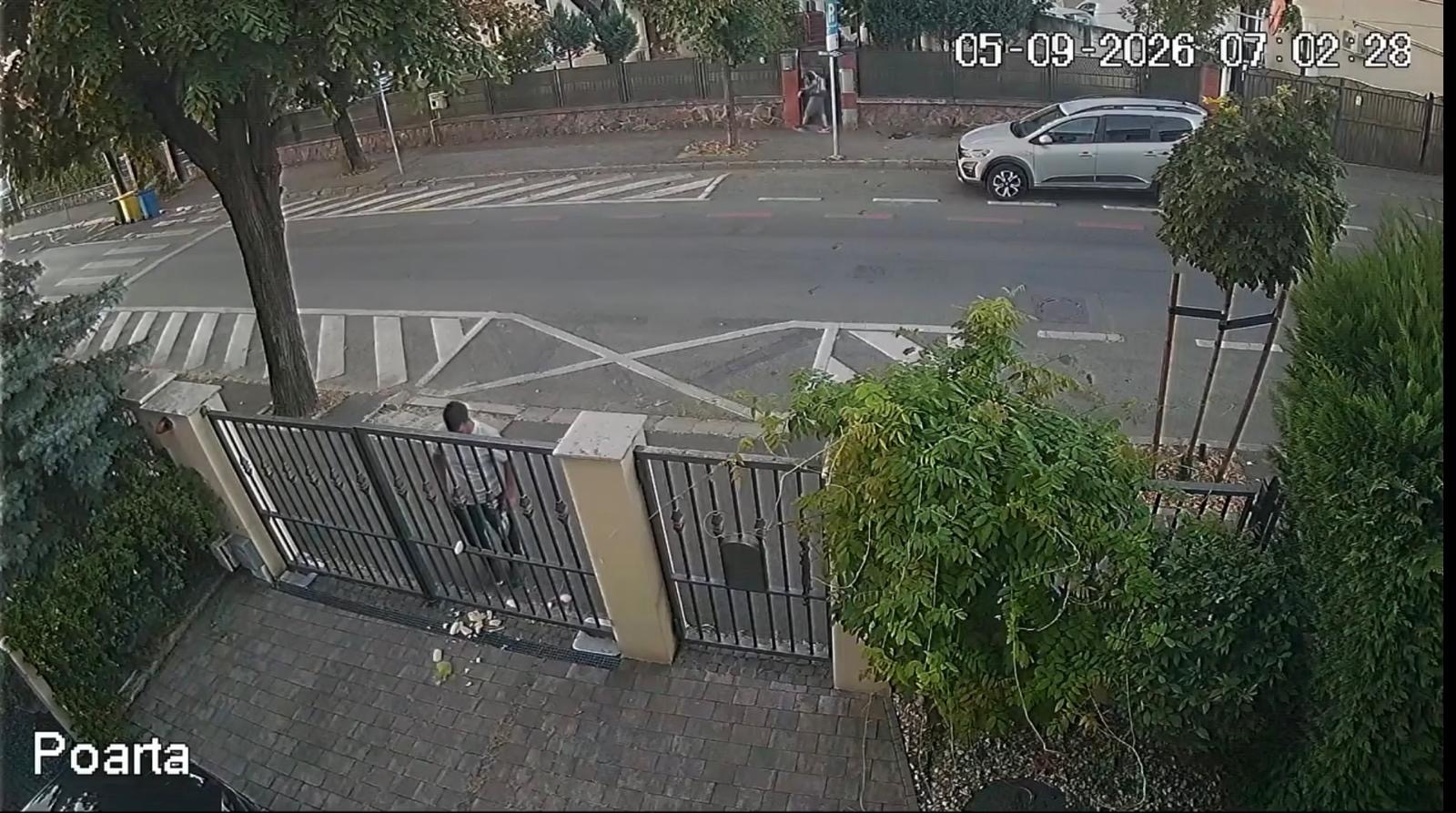 Gest inexplicabil la poarta unui om de afaceri din Sibiu: un trecător a aruncat pâine în curte