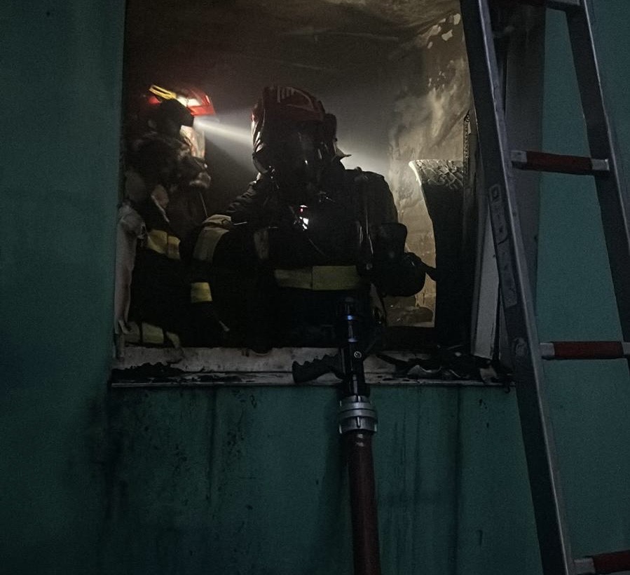 Incendiu într-un apartament de pe strada Țiglari din Sibiu. 15 persoane s-au autoevacuat