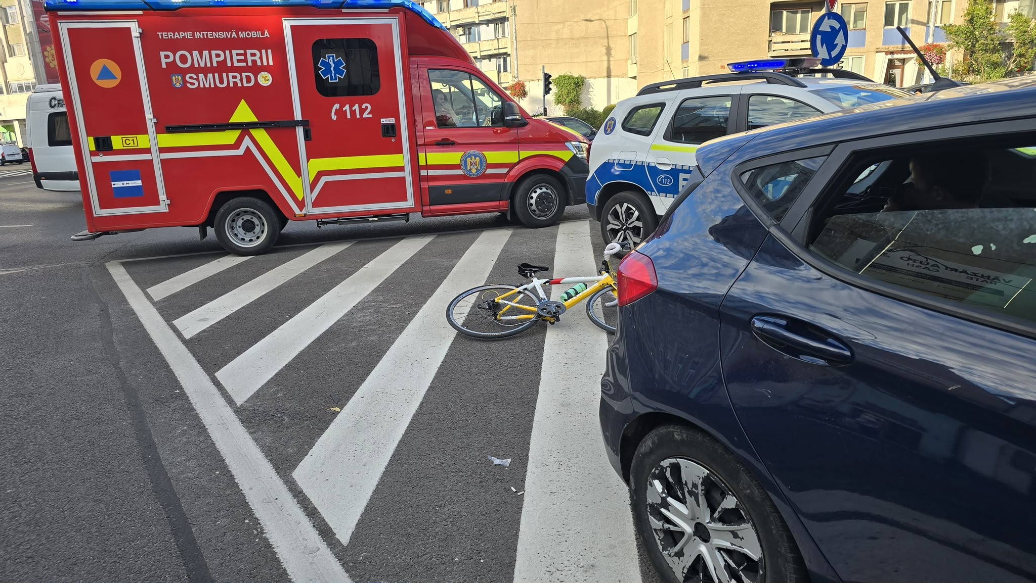 Biciclist acroșat de o mașină pe Calea Dumbrăvii din Sibiu. Victima, transportată la UPU