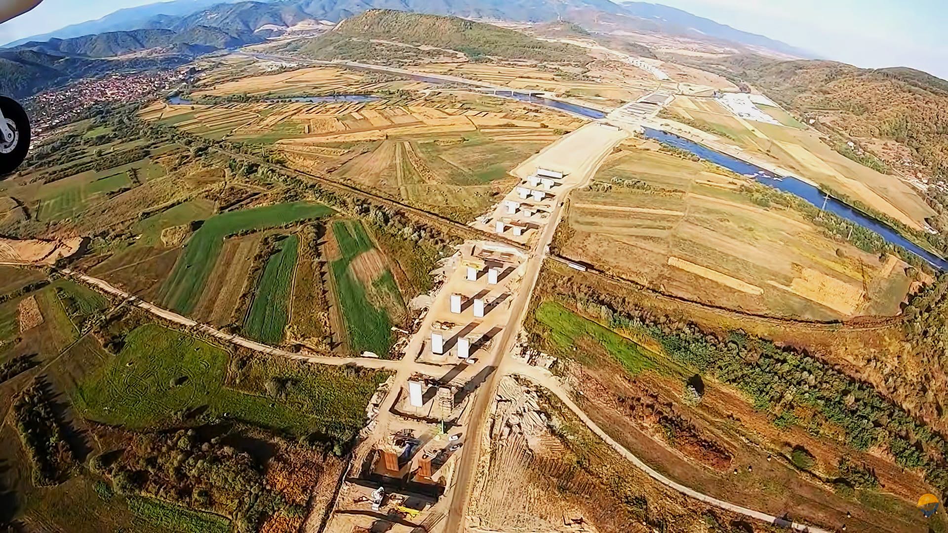 Autostrada Sibiu–Făgăraș, văzută din avion. Se lucrează pe întregul traseu