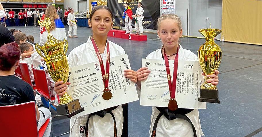 Două sibience de la CS Budosib Dojo, medalii de aur şi bronz la Cupa Mondială de karate Kyokushin. “Disciplină, ambiţie şi perseverenţă”