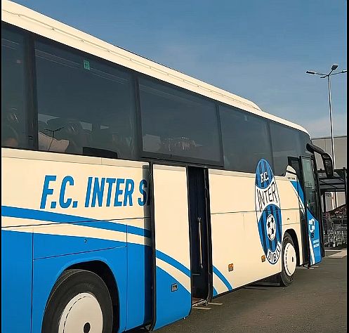 Interul are autocar proaspăt inscripţionat