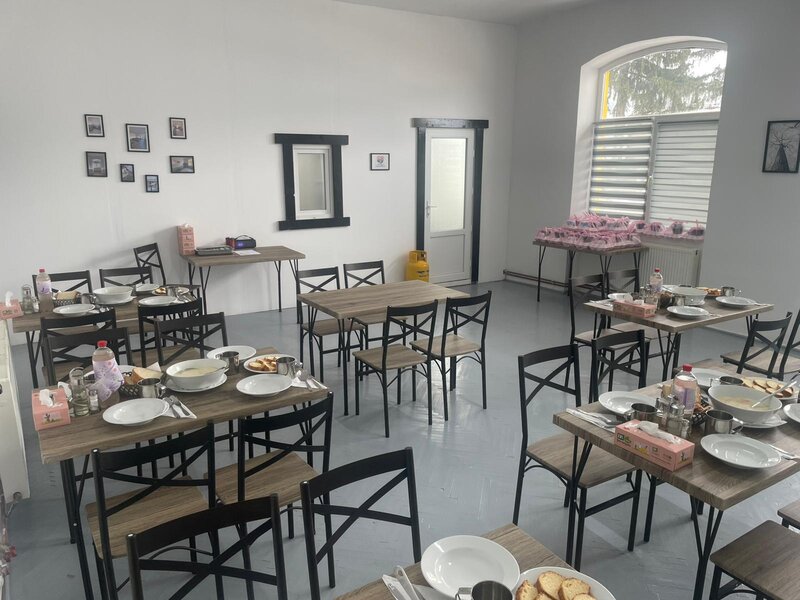 Sprijin pentru copiii vulnerabili din Sibiu. Masa caldă îi ajută să rămână aproape de școală