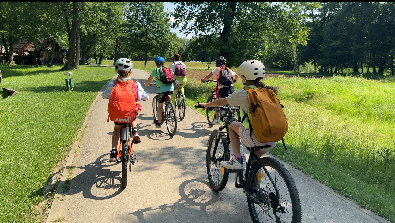 Turul Școlilor pe Bicicletă revine la Sibiu. Elevii, părinții și profesorii vor pedala 10 kilometri până la Muzeul ASTRA