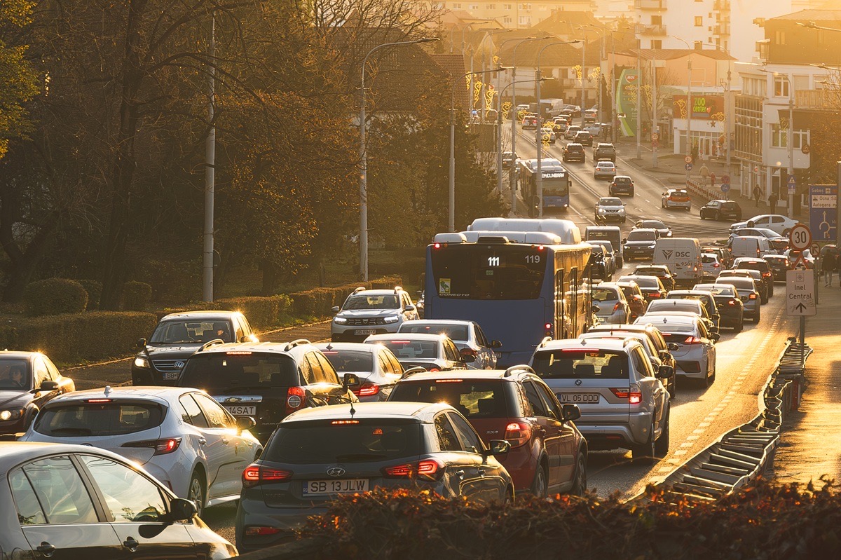 Mașinile poluante ar putea plăti ca să intre în Sibiu. Primăria are un an să decidă cine mai circulă în zonele cu emisii reduse