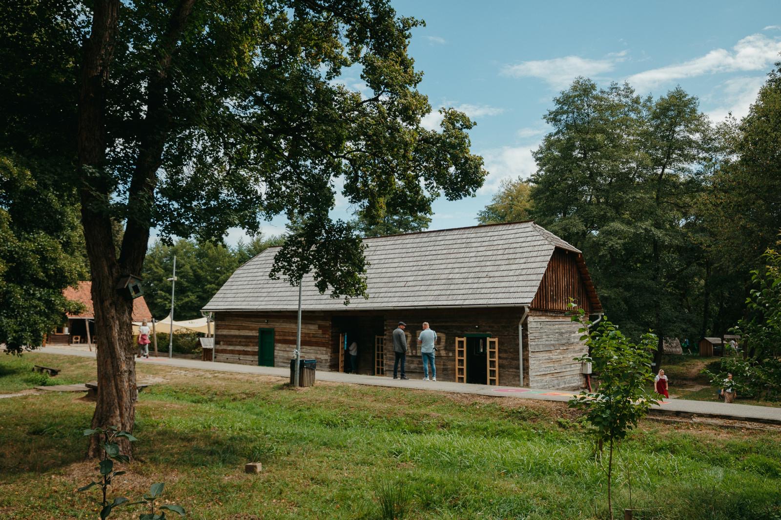 A fost construită din lemnul unor șuri vechi din satul în care biserica a fost trăsnită de două ori. Școala din Ticera a prins viață la Sibiu