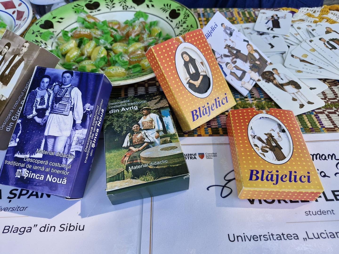 Portul popular sibian a devenit joc de cărți. „Blăjelici”, o creație a studenților de la Patrimoniu
