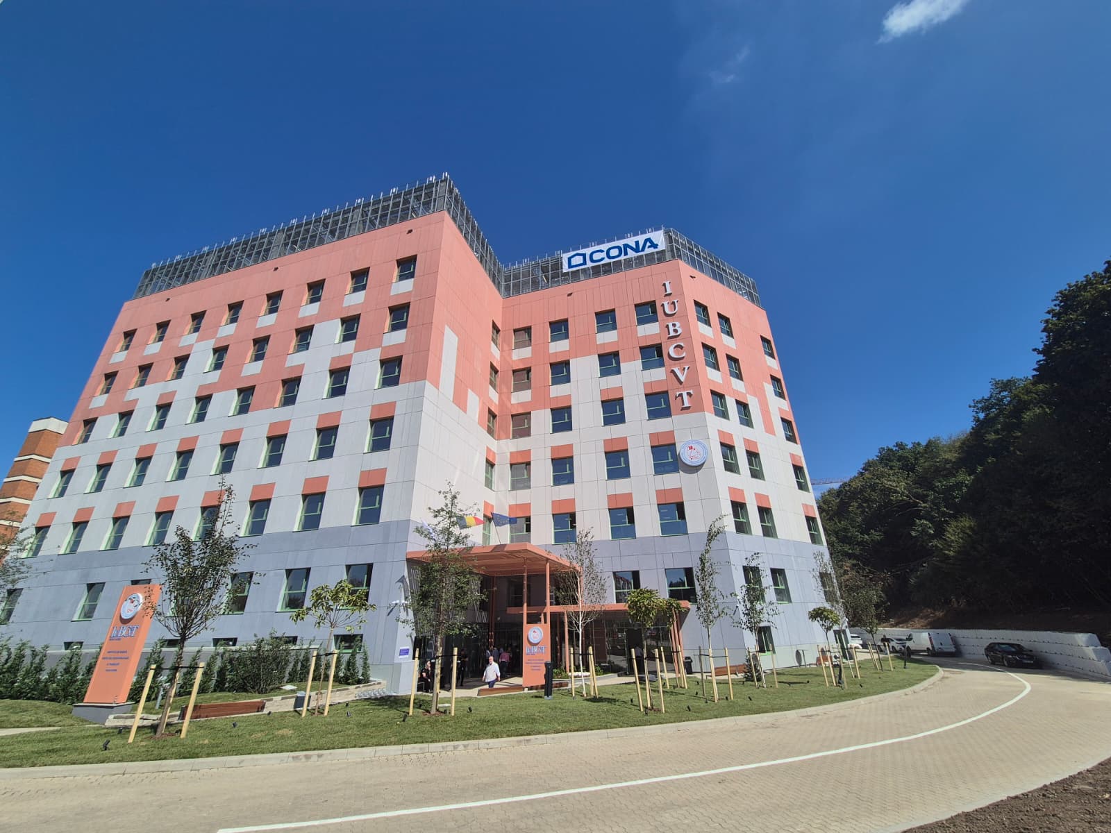 Sibiul se ceartă pe un spital. Între timp, un constructor sibian a ridicat unul la Târgu Mureș în 500 de zile