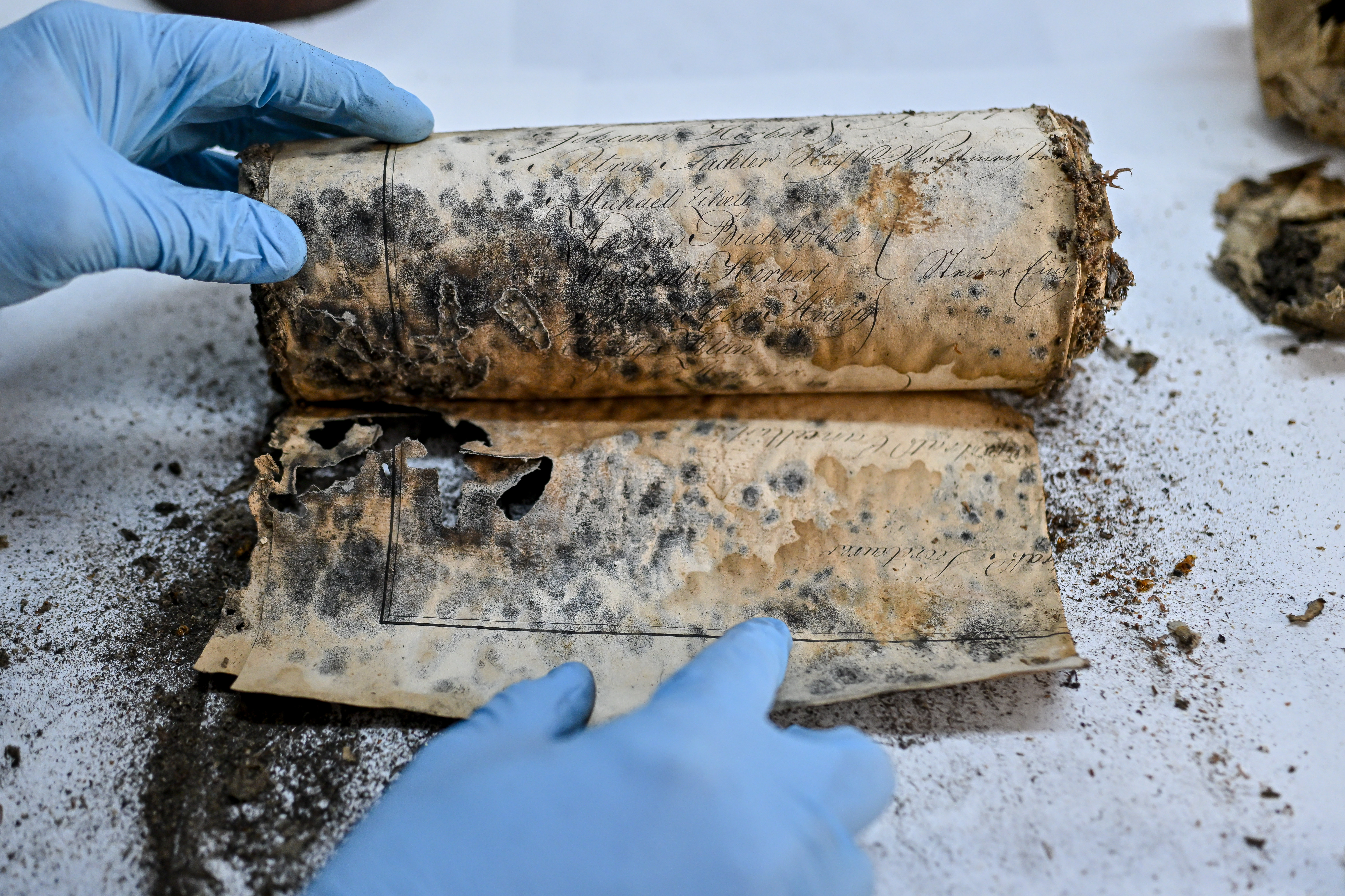Documentele găsite în Turnul Sfatului au ajuns la Brukenthal. Ce urmează pentru capsula timpului