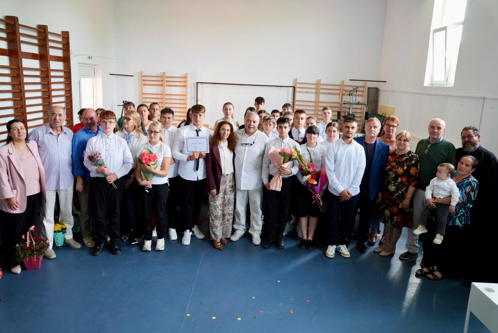 „Premiile Constantin Chiriac”, din nou la Prisăcani. 24 de elevi au primit câte o tabletă