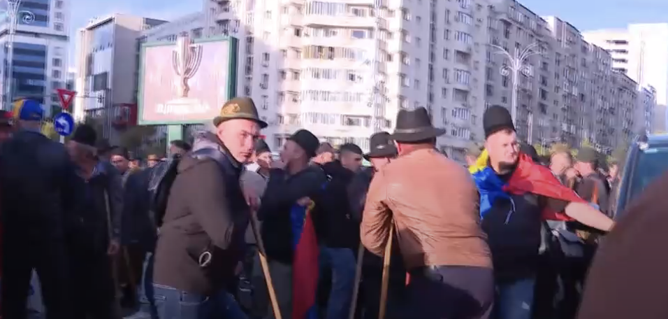 Tensiuni la București. Fermierii protestează în Piața Victoriei, forțele de ordine sunt mobilizate