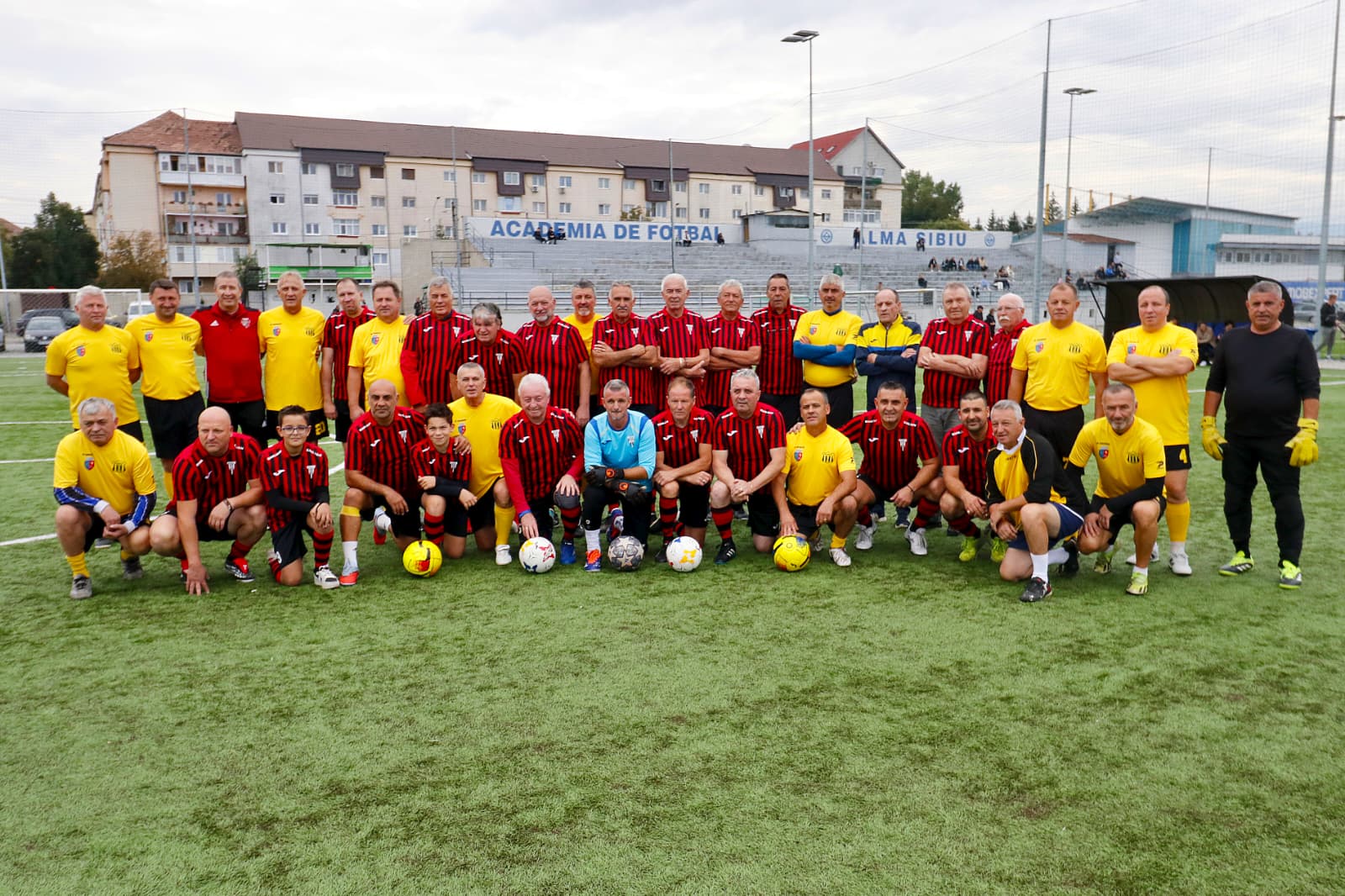 (FOTO) Reîntâlnire între prietenii de la Şoimii Sibiu şi Aurul Brad. Meci de old-boys pe ”Alma” şi repriza a treia, la ”Carul cu flori”. Emil Săndoi, invitat special