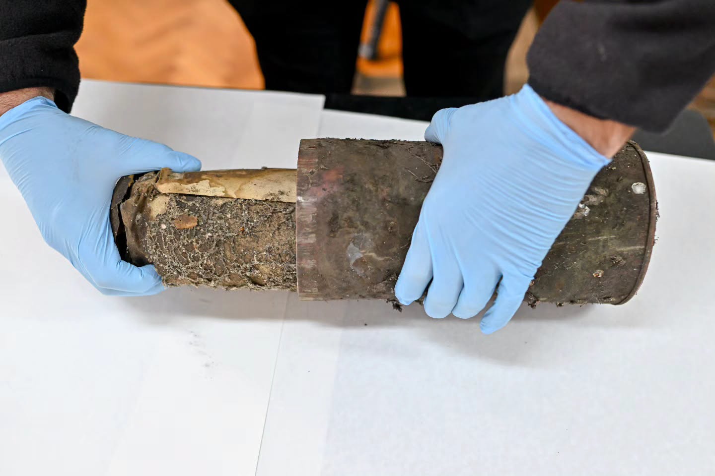 Capsulă cu documente vechi de peste 100 de ani, descoperită în Turnul Sfatului din Sibiu