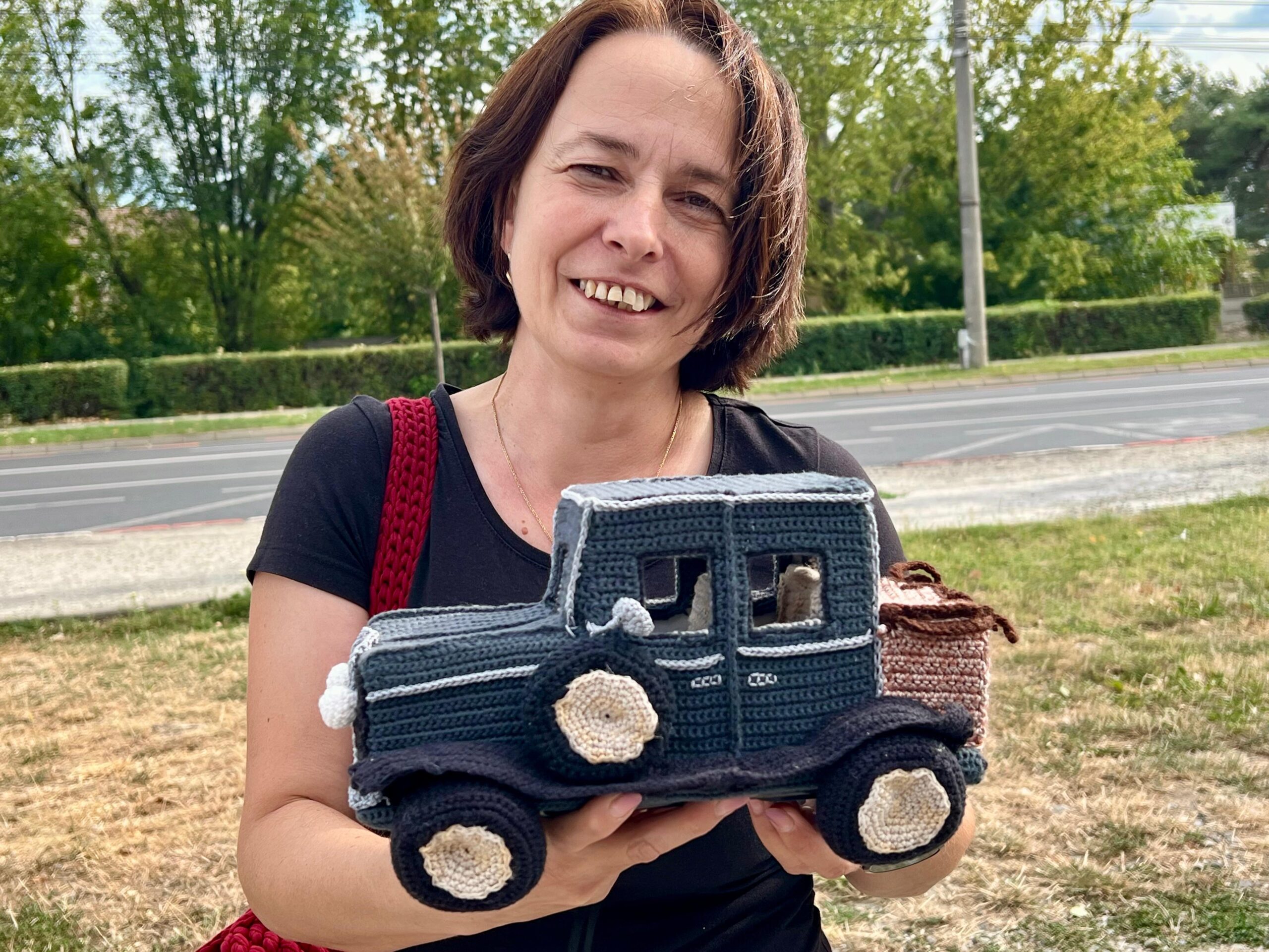 O juristă a croșetat mașina bunicului, după o fotografie de acum aproape 100 de ani. A fost primul Ford din Apoldu de Sus