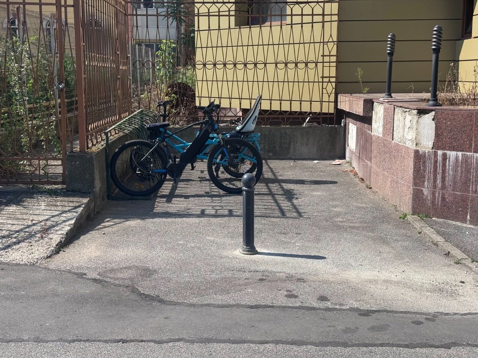 Victorie pentru bicicliști: un stâlp pus de Primăria Sibiu le-a redat 10 locuri de parcare