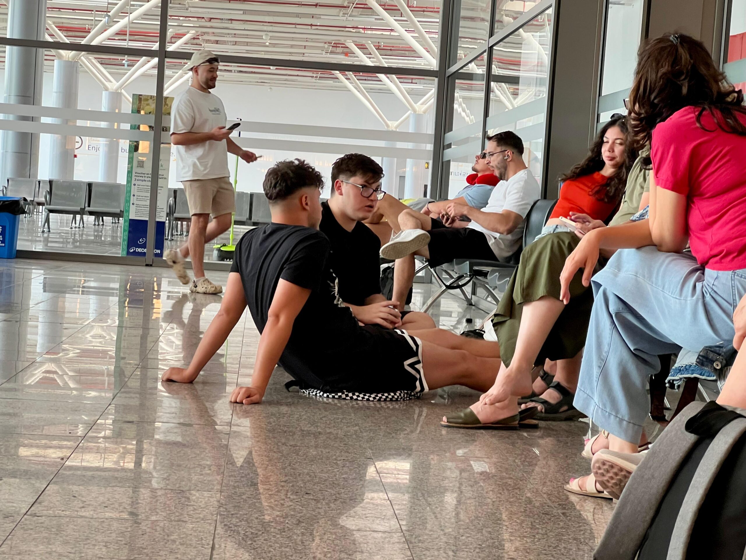Întârziere de peste 5 ore la zborul pentru Hurghada. Aeronava a avut probleme la decolare