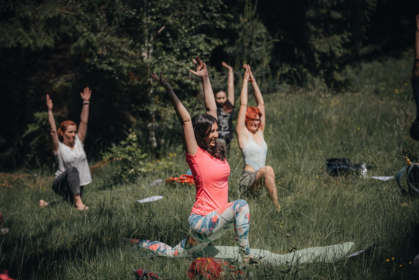 Drumeție și yoga în Munții Cindrel, într-o tură dedicată exclusiv femeilor