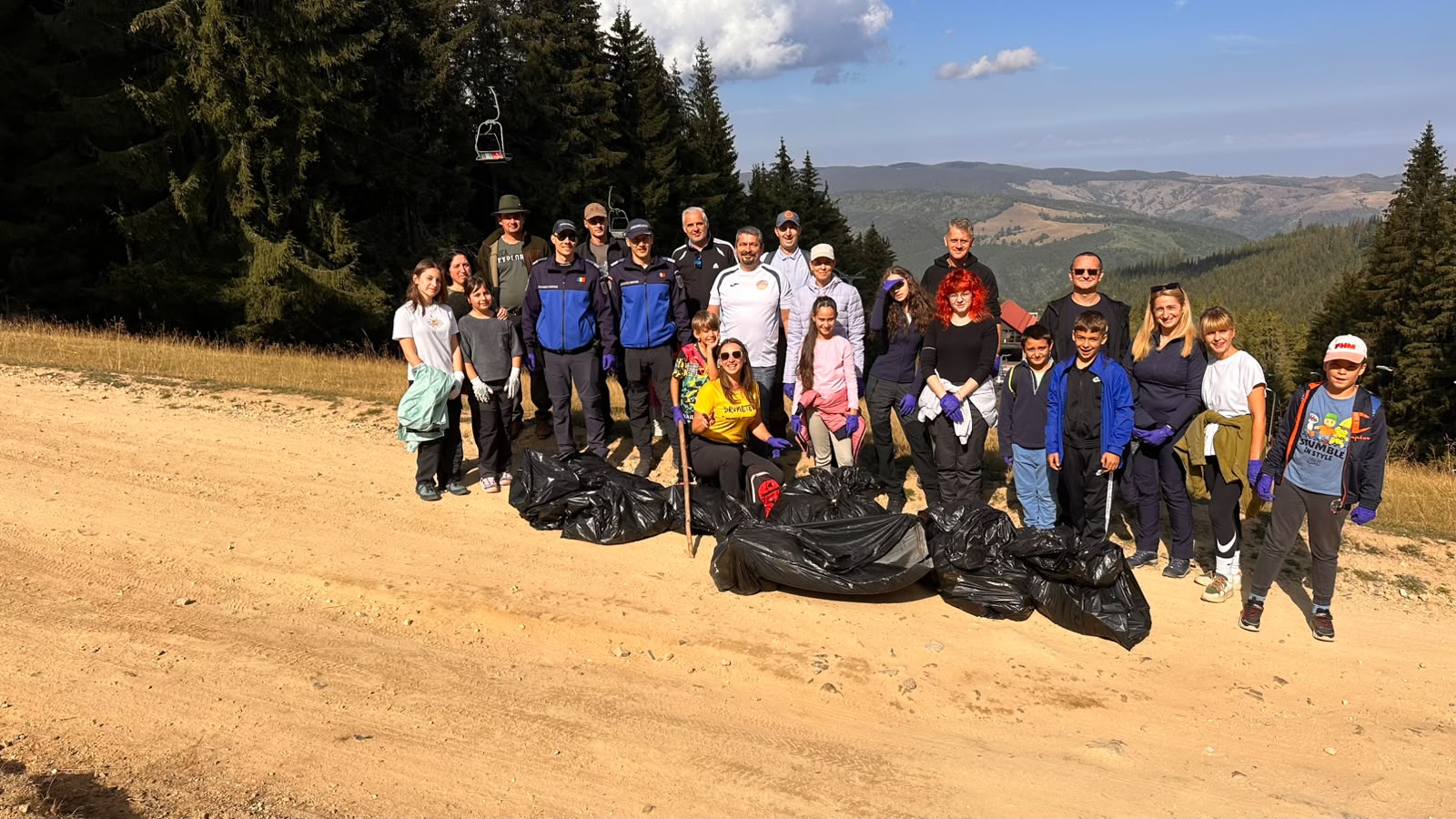 Peste 500 de oameni au făcut „Drumețenie” la Păltiniș. Mai puține deșeuri pe trasee și tot mai mulți copii printre voluntari