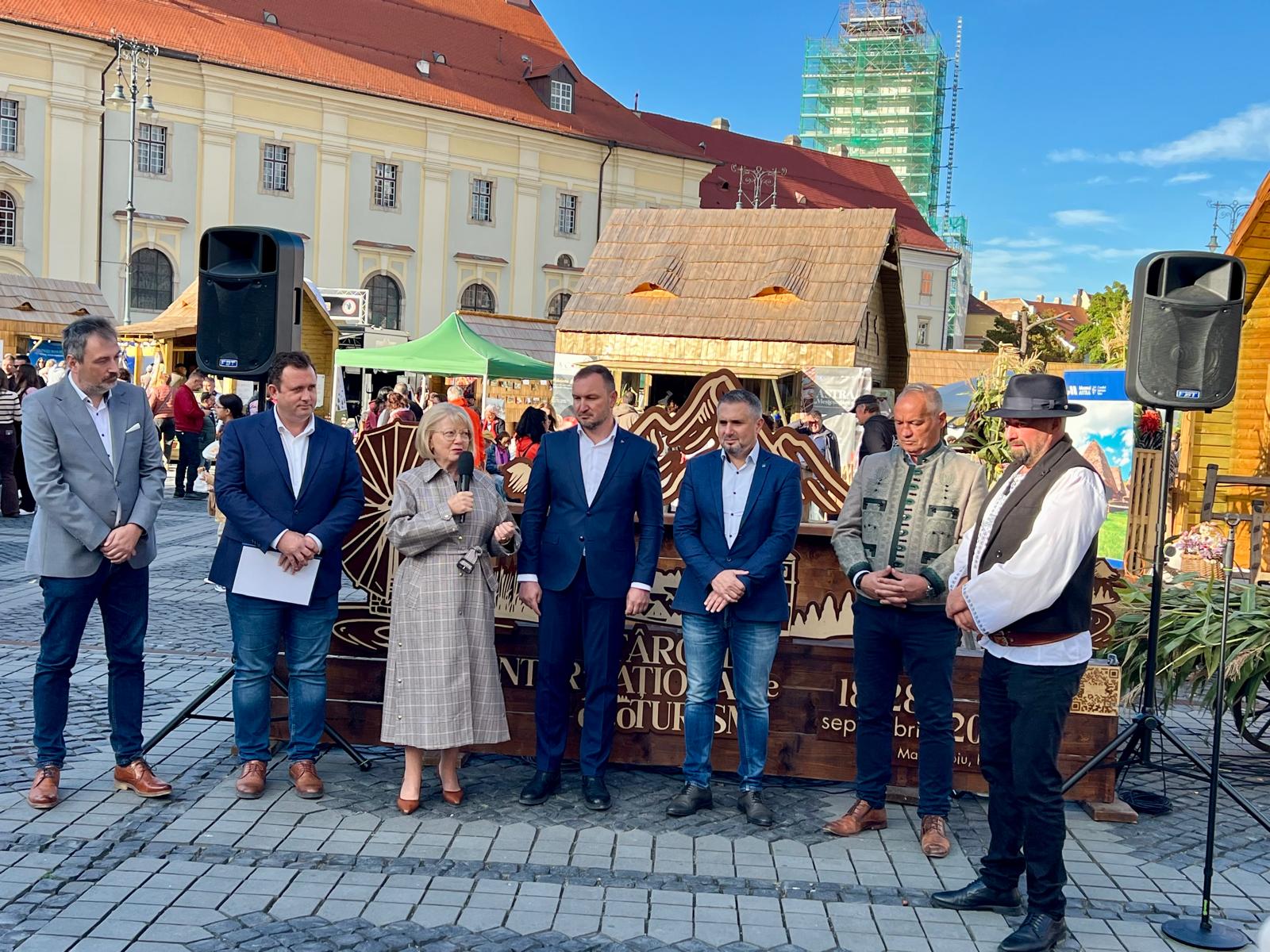 Ecoturismul sibian devine… internațional. Fodor: „Renaștem o funcție istorică a Pieței Mari”