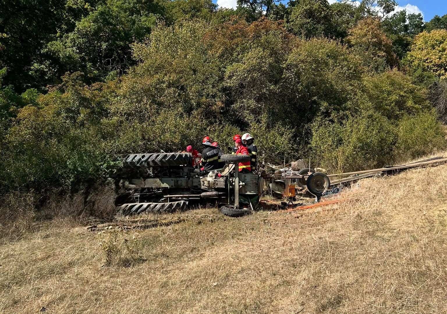 Bărbat grav rănit după ce s-a răsturnat cu tractorul la ieșirea din Cristian