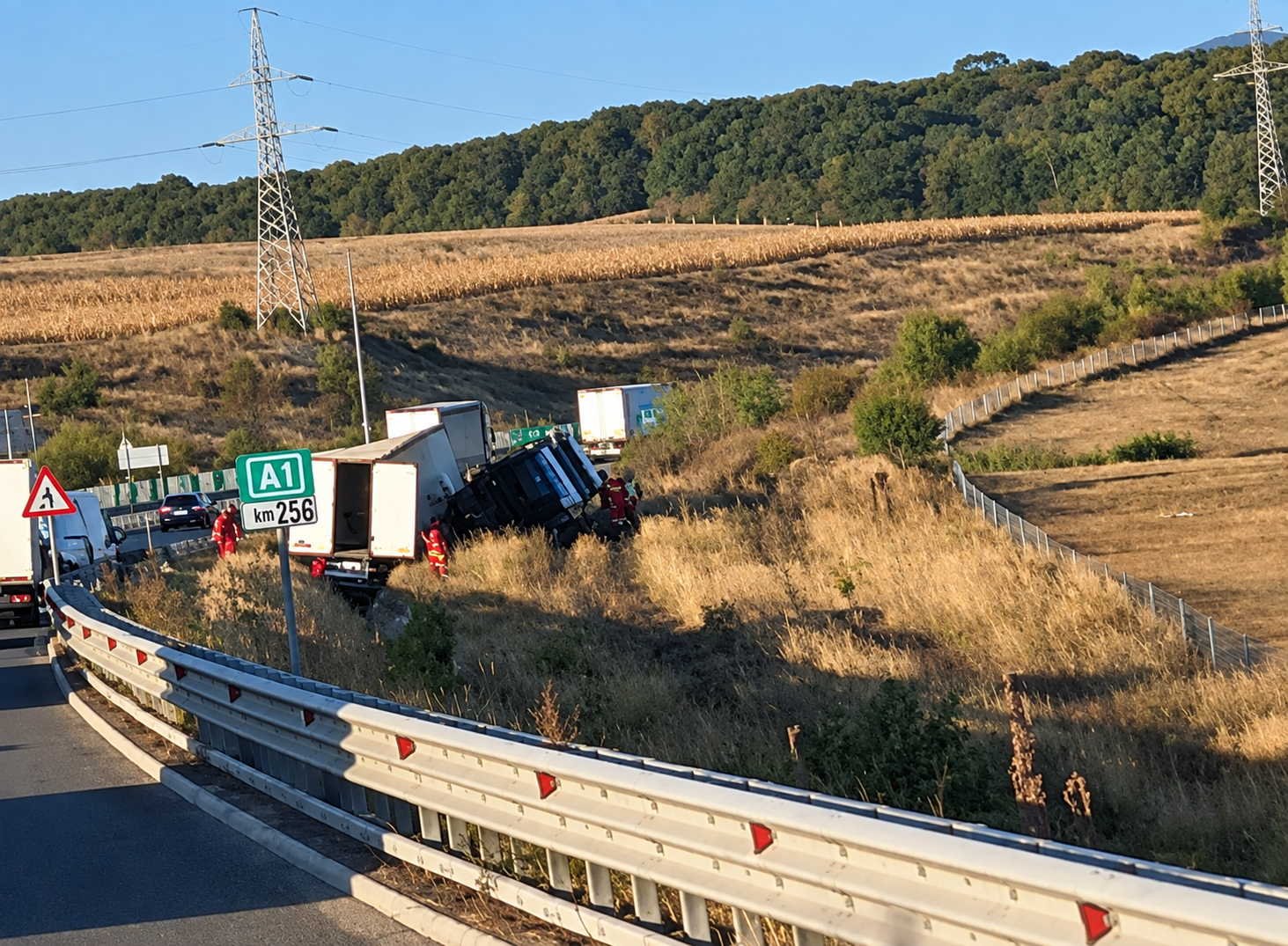 Accident pe A1, în apropiere de Cristian. Un TIR a lovit o autoutilitară oprită pe banda de urgență
