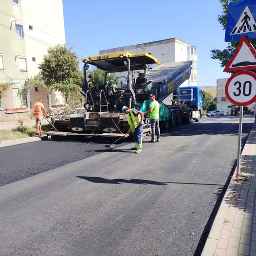 Reparațiile pe trei străzi din oraș, finalizate. Investiții importante în satul Coveș