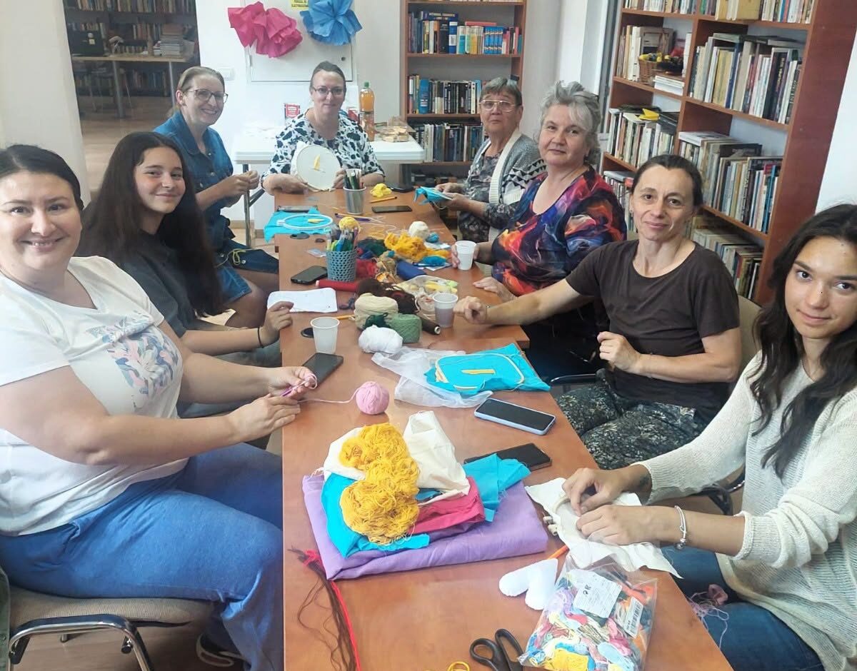 Șezătoare creativă la Biblioteca ASTRA Sibiu. Broderia a adus împreună pasionatele de meșteșuguri