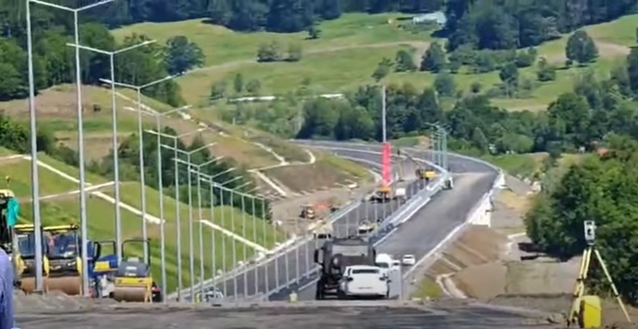 Sibiul mai câștigă 9,8 kilometri de autostradă în 2026, iar pe A13 Sibiu–Făgăraș constructorii au început asfaltarea