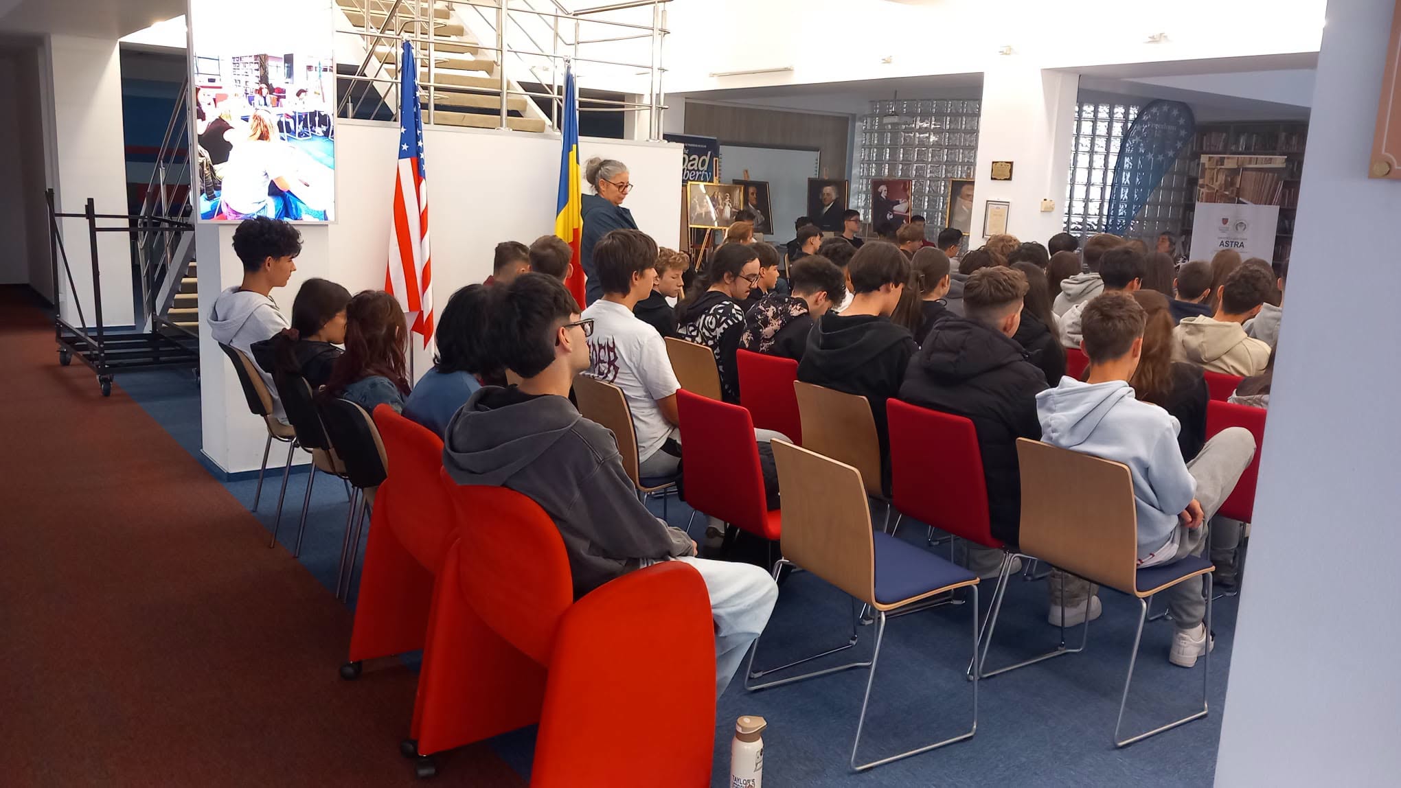 Elevii de la CNOG Sibiu, atelier despre inteligență artificială, deepfake și siguranță online la Biblioteca ASTRA