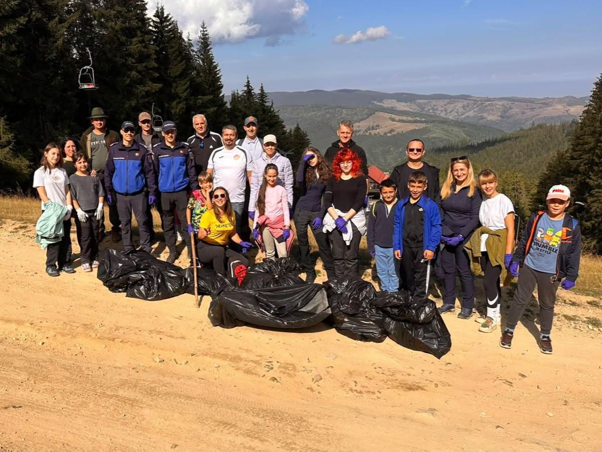 Peste 3,5 tone de deșeuri, strânse din pădurile din județul Sibiu. 255 de persoane au participat la ecologizări