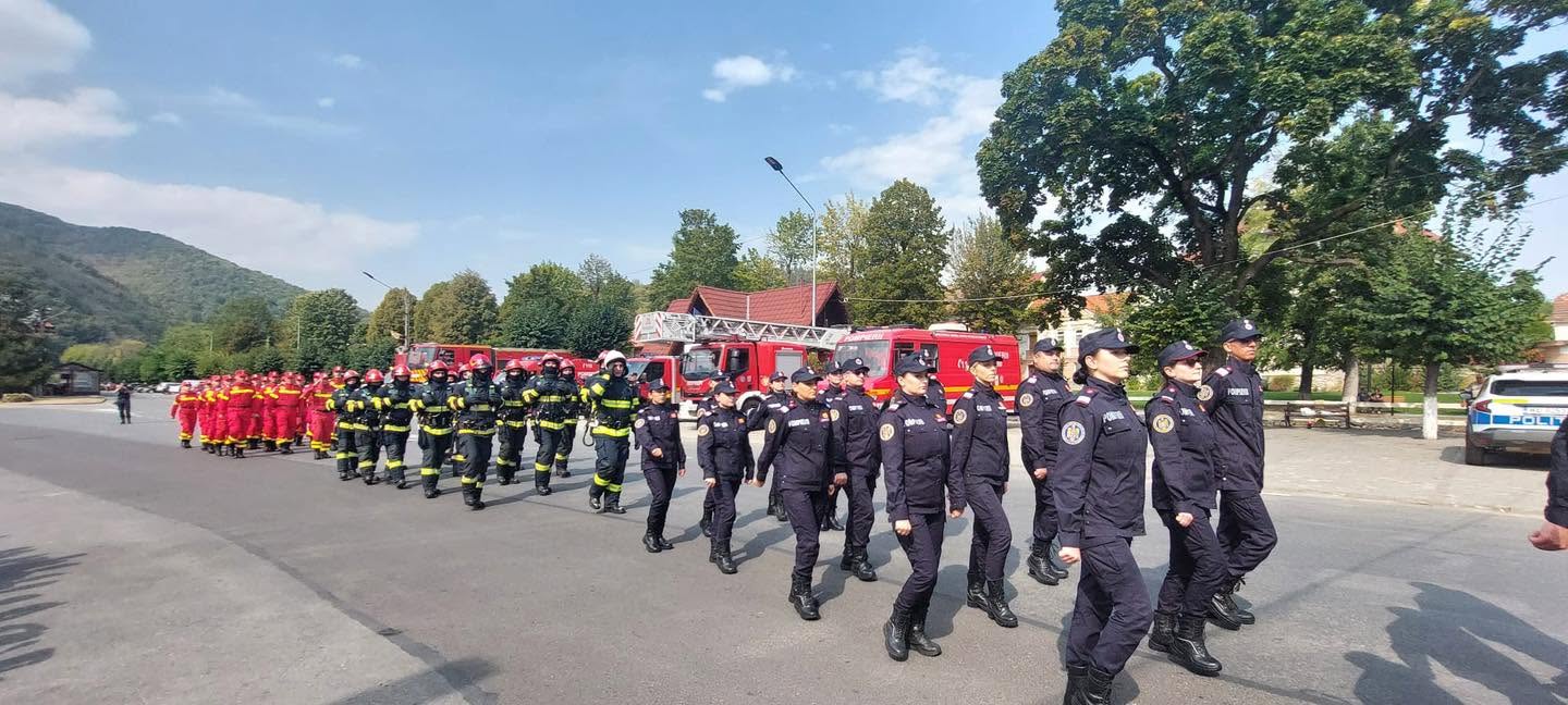 SĂLIȘTE: Ziua Pompierilor, marcată printr-o ceremonie militară în Piața Junilor