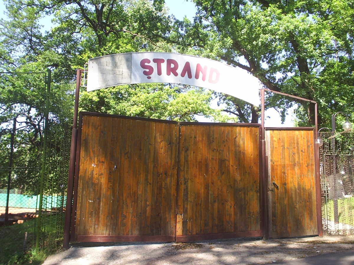 Ștrandul din Sub Arini construit de tineri pentru ei, o amintire abandonată pe o proprietate privată