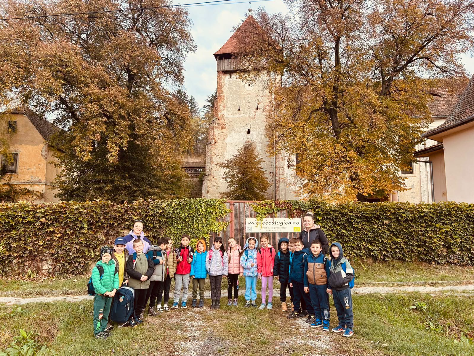1.000 de copii din județul Sibiu au lăsat băncile școlii pentru aventuri în natură. 40 de drumeții organizate în luna octombrie