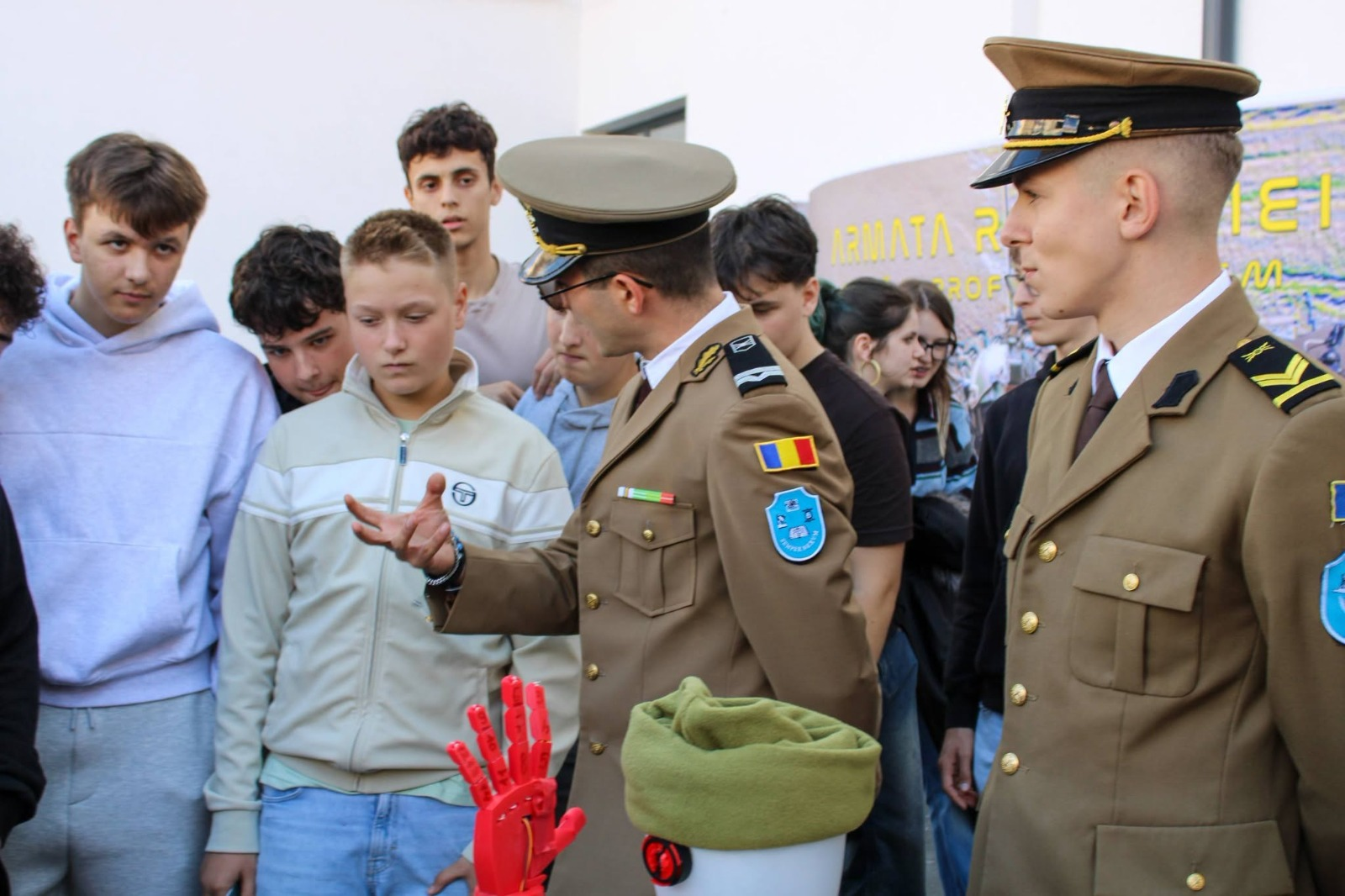 Elevii de la „Onisifor Ghibu” au aflat de la militari ce înseamnă drumul spre cariera de ofițer