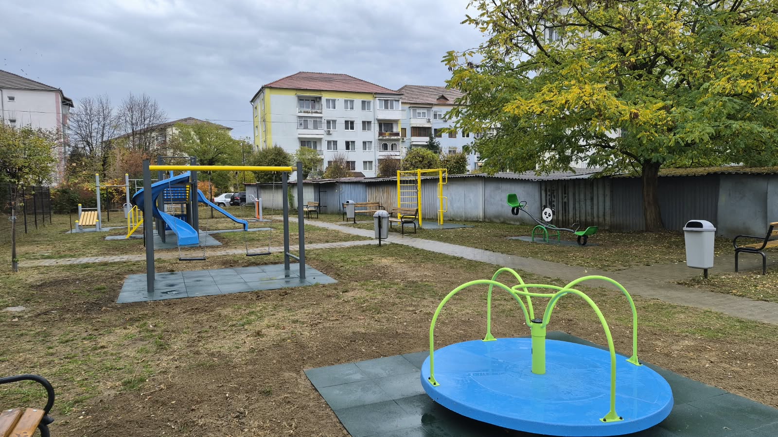 MEDIAȘ: Locul de joacă de pe strada Tomis a fost modernizat. Au fost instalate și 10 aparate de fitness