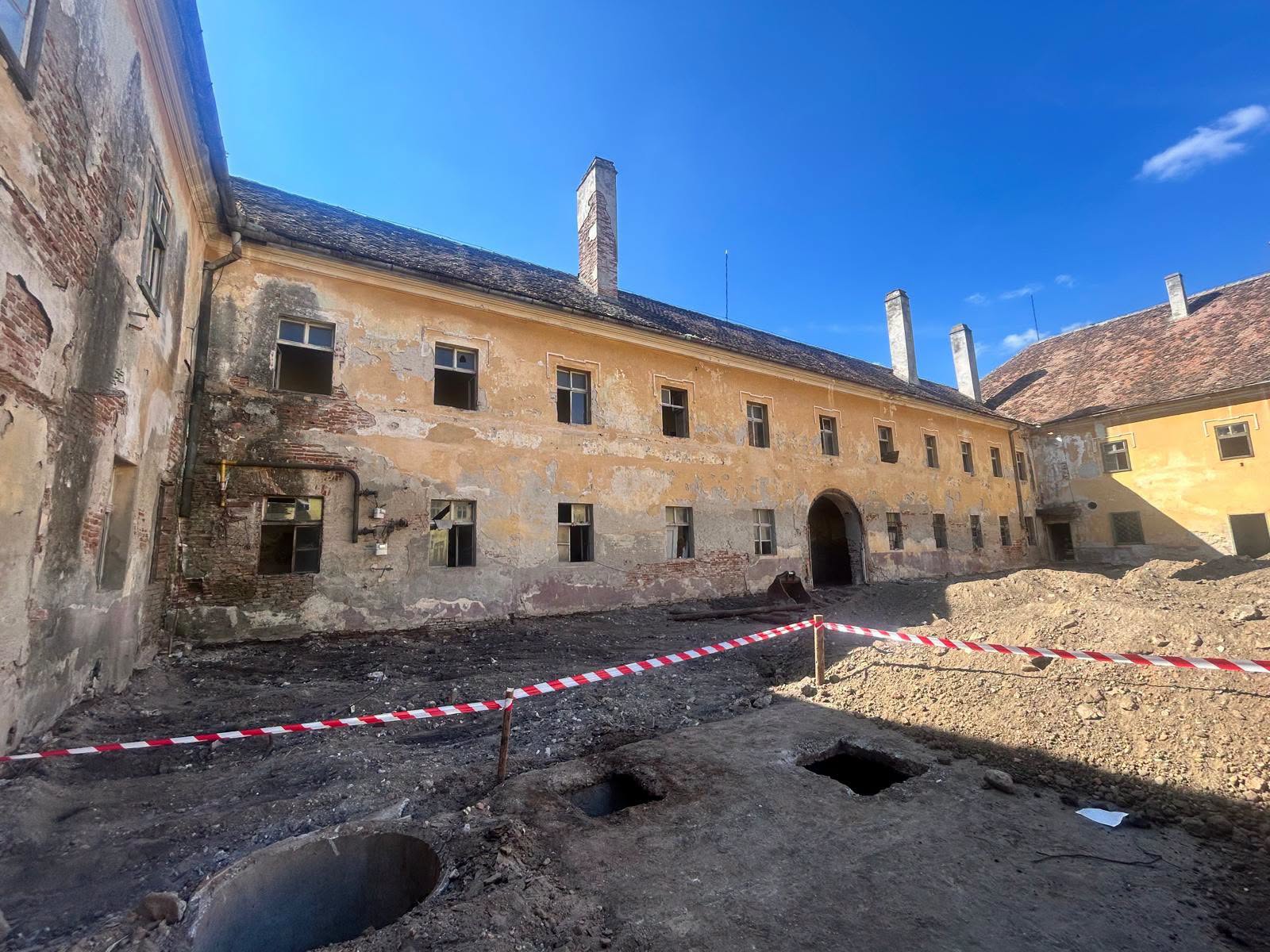 Descoperiri arheologice în curtea fostului orfelinat „Maria Tereza”, aflat în restaurare