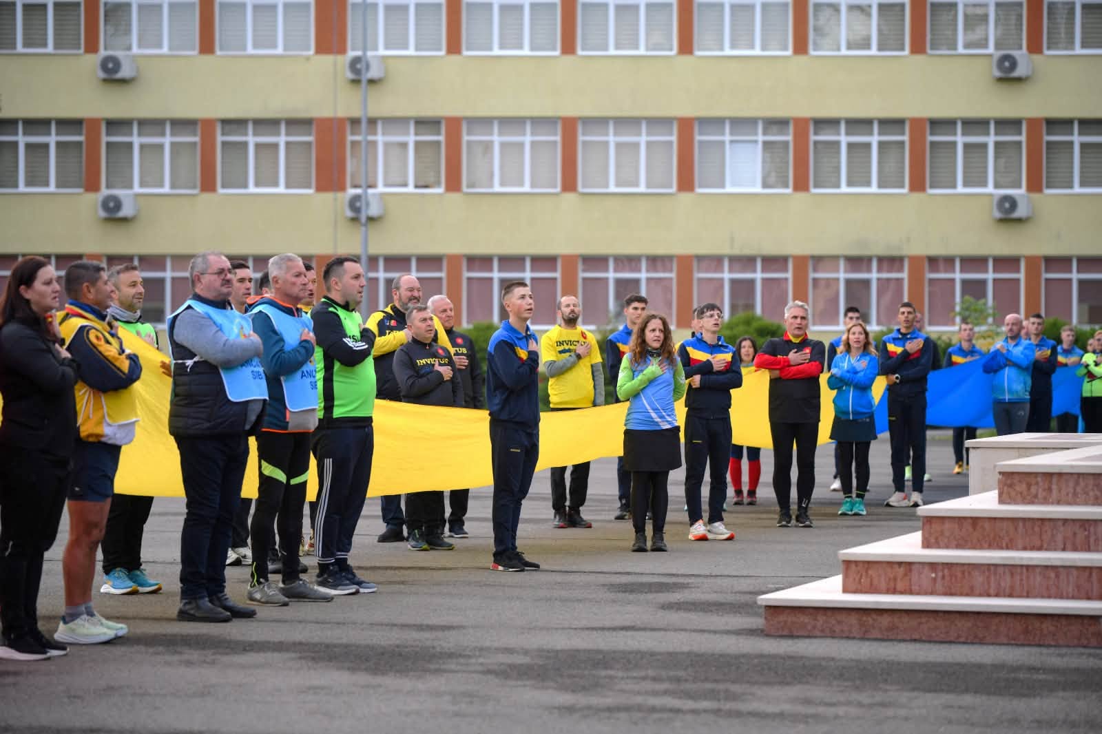 Cum au fost primiți voluntarii Invictus la Sibiu: studenții Academiei Forțelor Terestre li s-au alăturat pe traseul galben