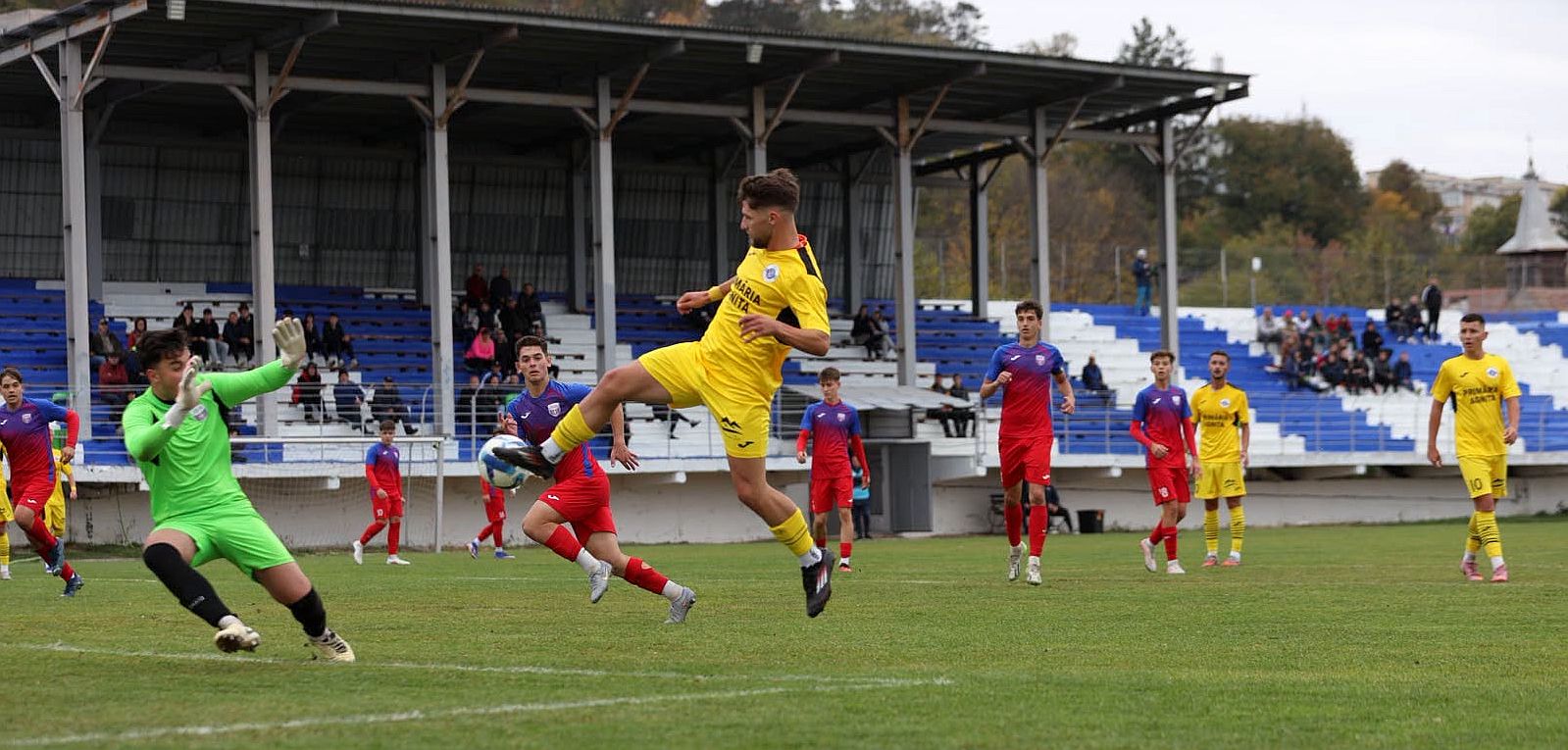 Weekend perfect pentru gazde şi doar două goluri marcate de formaţiile vizitatoare, în SuperLiga Sibiu. Rocadă pe podium