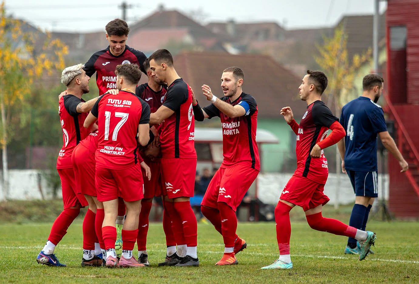 Echipa Academiei de Fotbal Alma profită de înfrângerea Răşinariului şi urcă pe podium. AFC Agnita şi ACS Bradu continuă duelul la vârf