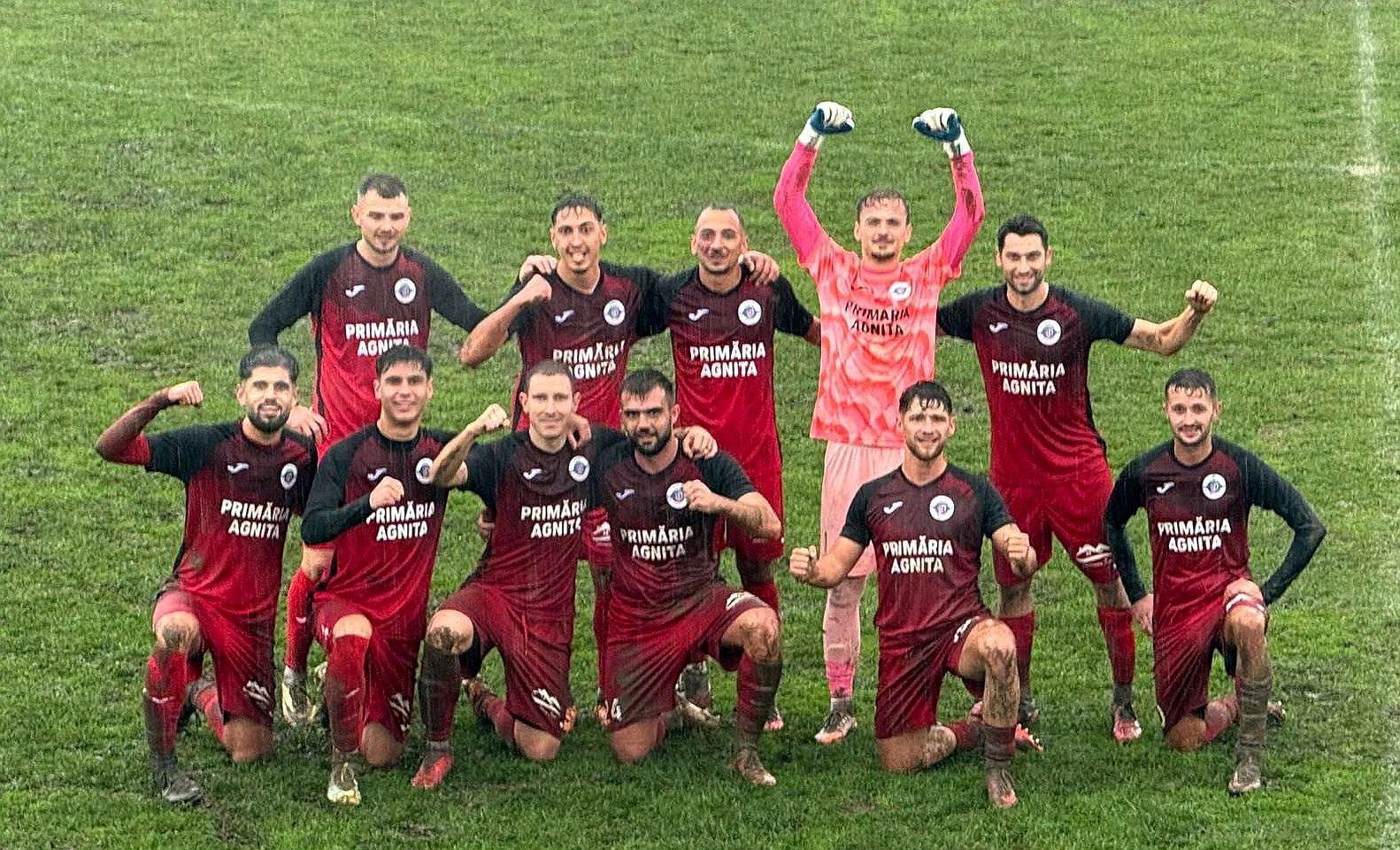 Ploaie de goluri în SuperLiga Sibiu într-o sâmbătă… ploioasă. Bradu câştigă derbiul cu Răşinariul în ultimele secunde