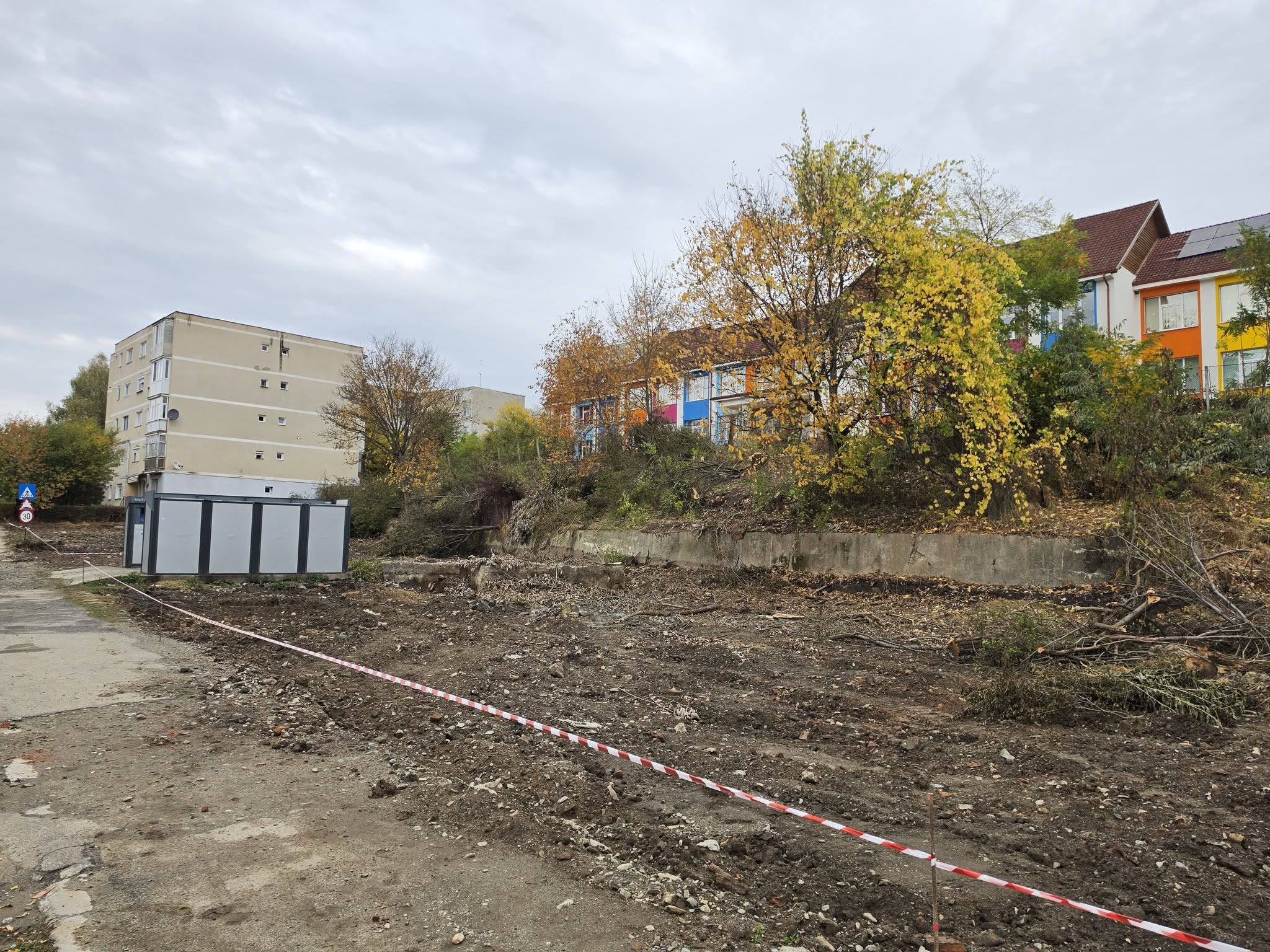 AGNITA: Au început lucrările la parcarea de pe strada Fabricii. Urmează reabilitarea trotuarelor și amenajarea acceselor către blocuri