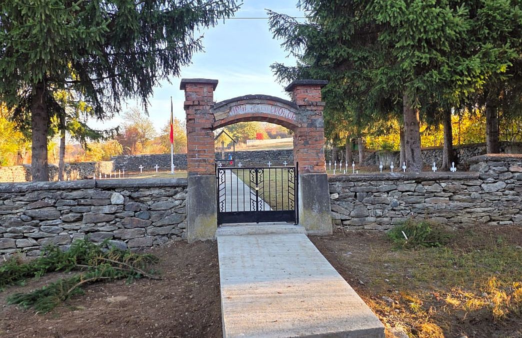 Sfinţirea şi înălţarea Drapelului Naţional, în Cimitirul Eroilor din Sebeşu de Jos, de Ziua Armatei Române